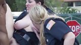 Kadın polisler zenci suçluyla grup yaptı